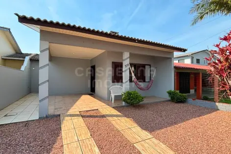 Imagem #1 do imóvel Casa com piscina a 300 metros do mar no Jardim Raiante