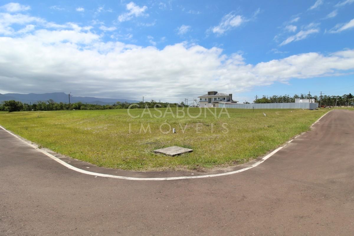 Terreno Espaçoso no Parque das Figueiras
