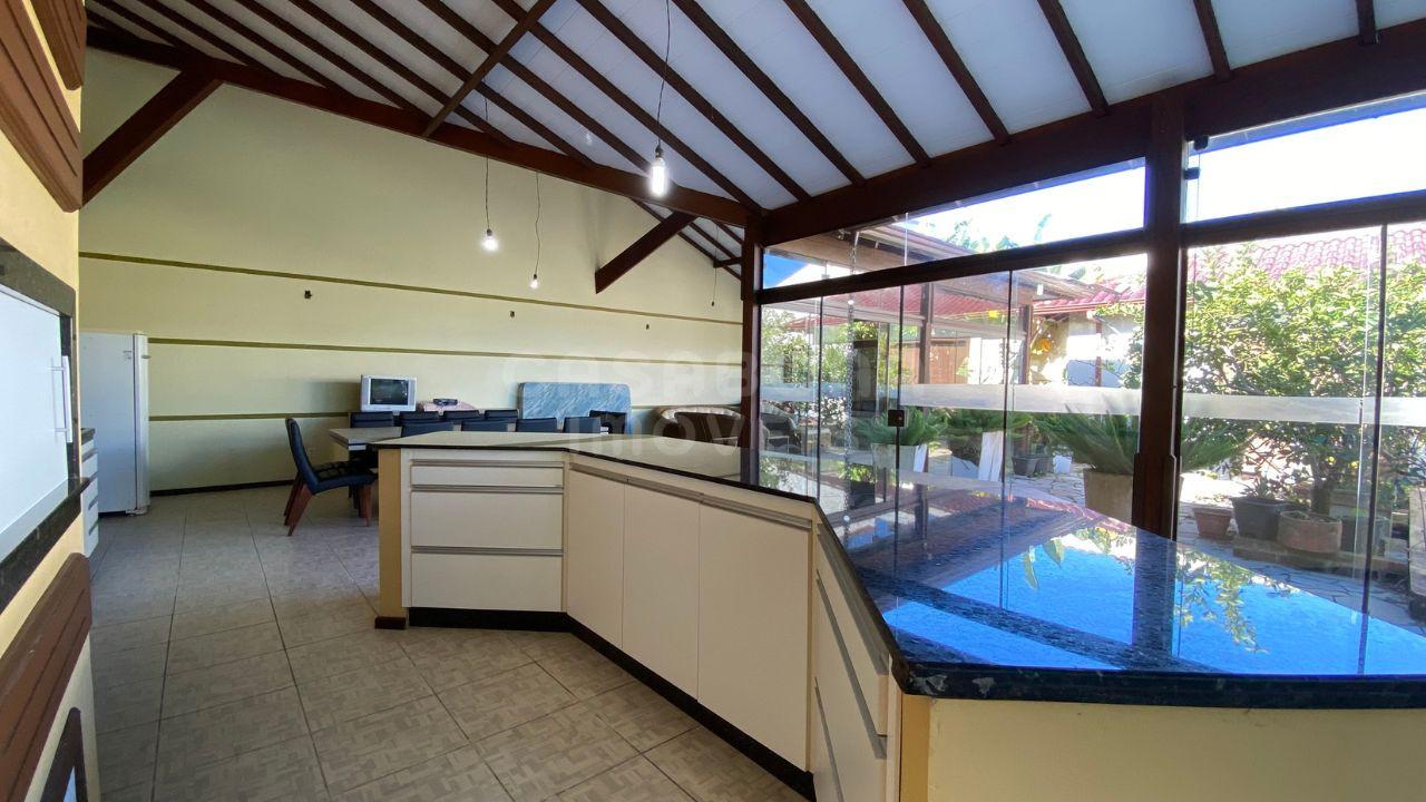 Casa de Esquina com Amplo Terreno e Piscina – Arroio do Sal