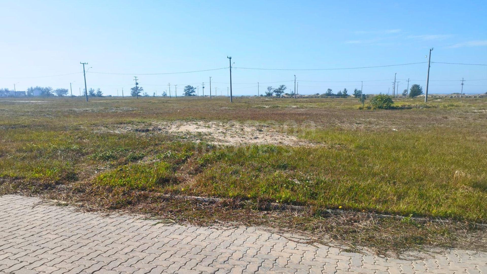 Terreno plano e bem localizado a 200 metros do mar no Loteamento Verde Mar!