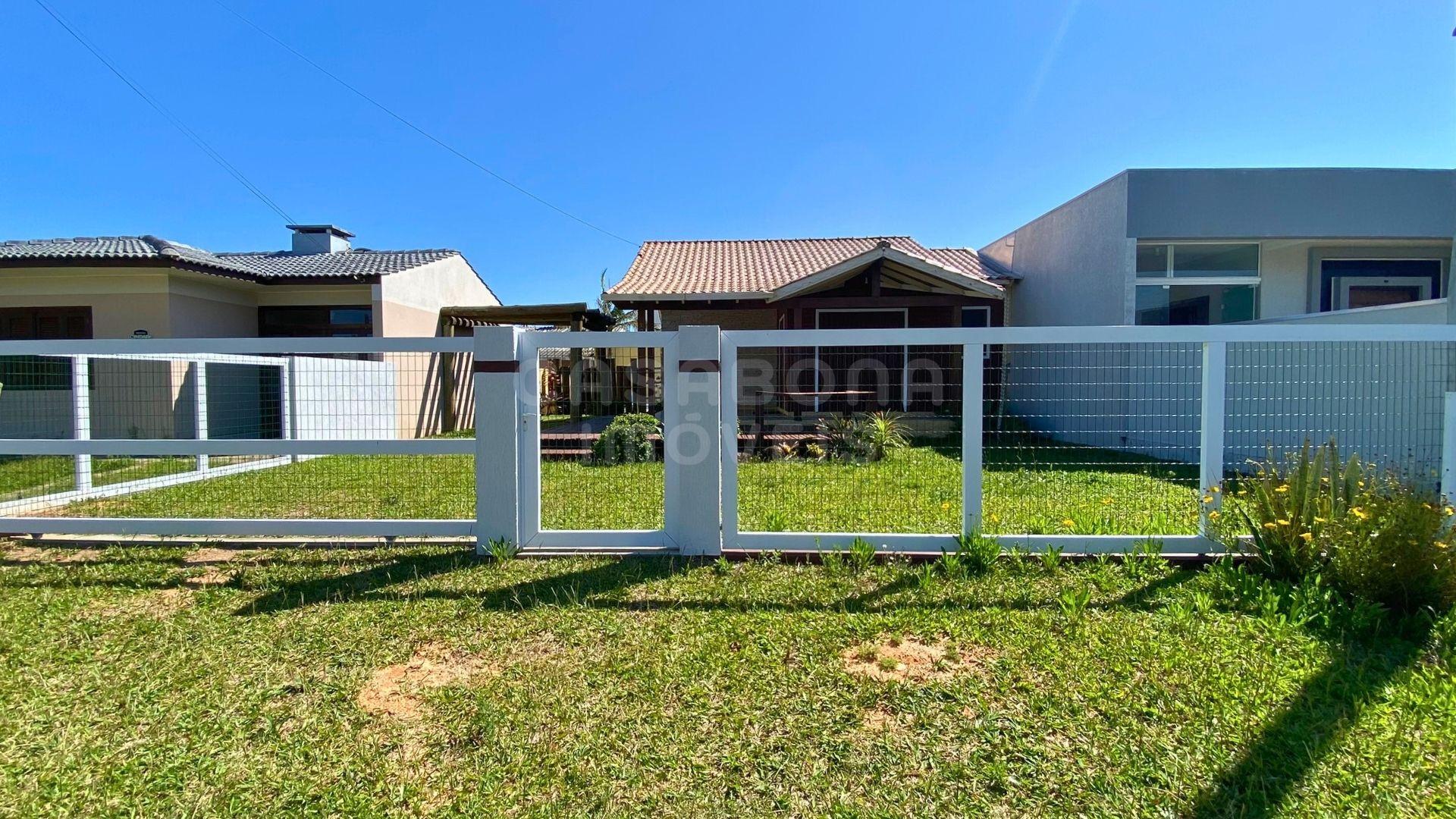 Casa com piscina a apenas 100 metros da praia em Arroio do Sal!