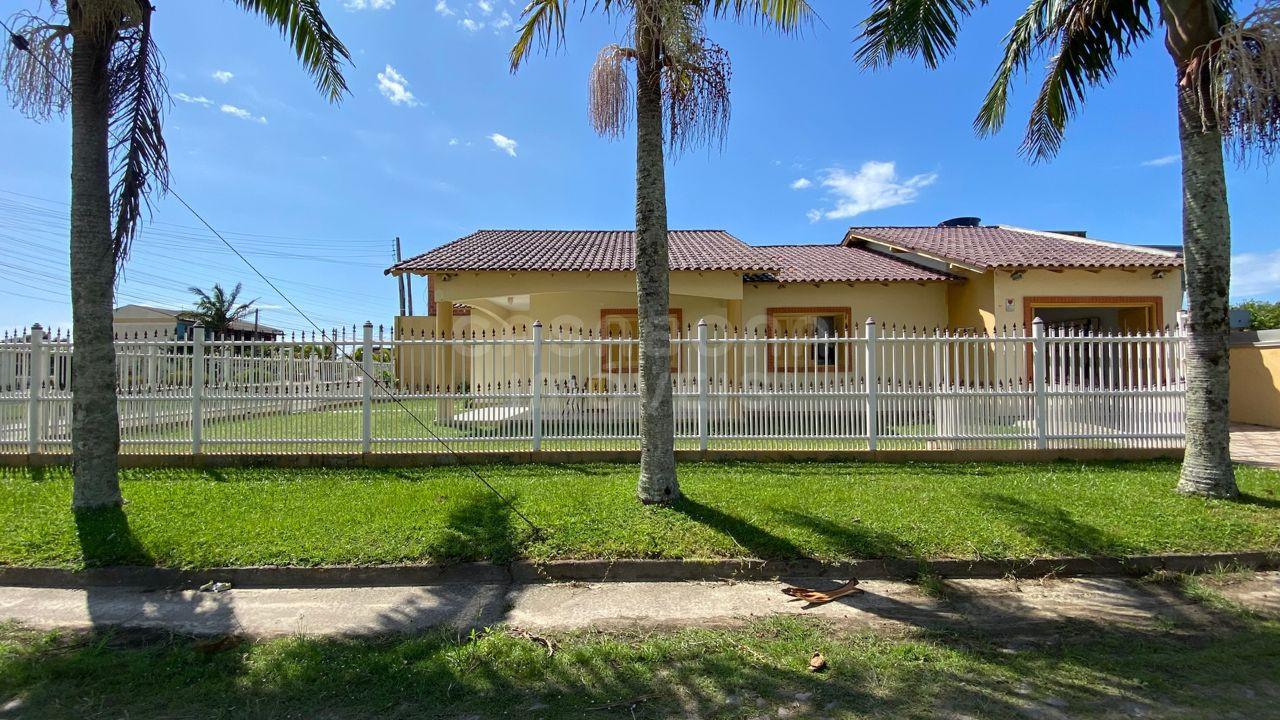 Ótima Casa de Esquina no Centro de Arroio do Sal – Perto do Mar!