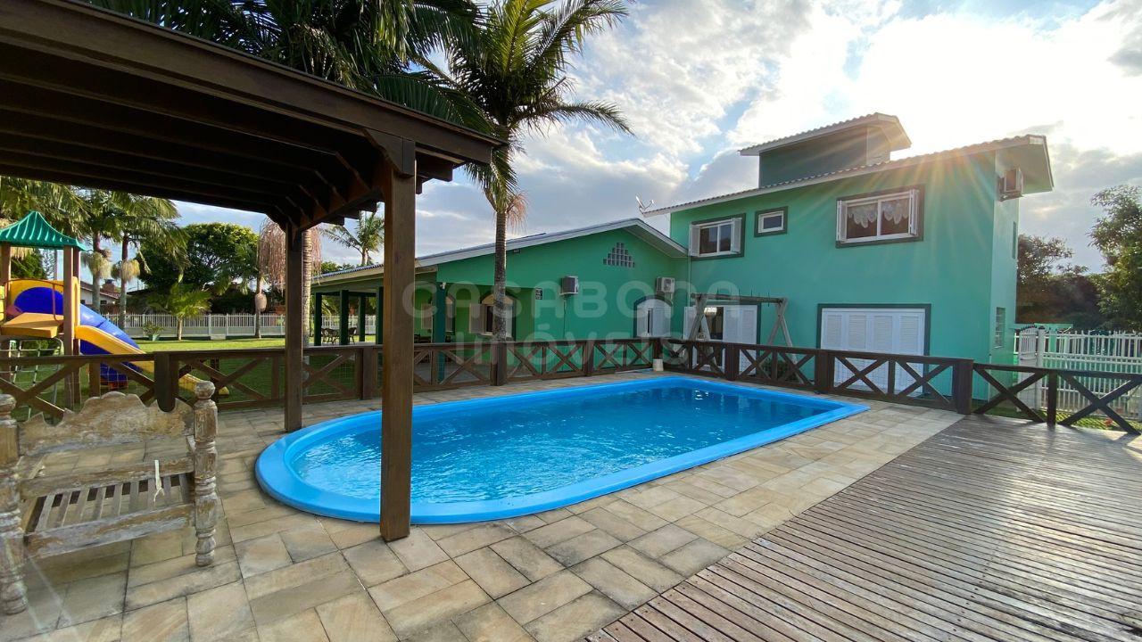 Casa à Venda em Torres - Bairro Paraíso: Conforto e Lazer a 500 Metros do Mar
