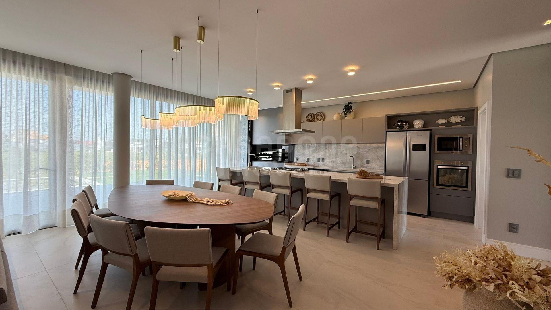 Sobrado Luxuoso em Condomínio Fechado - Torres