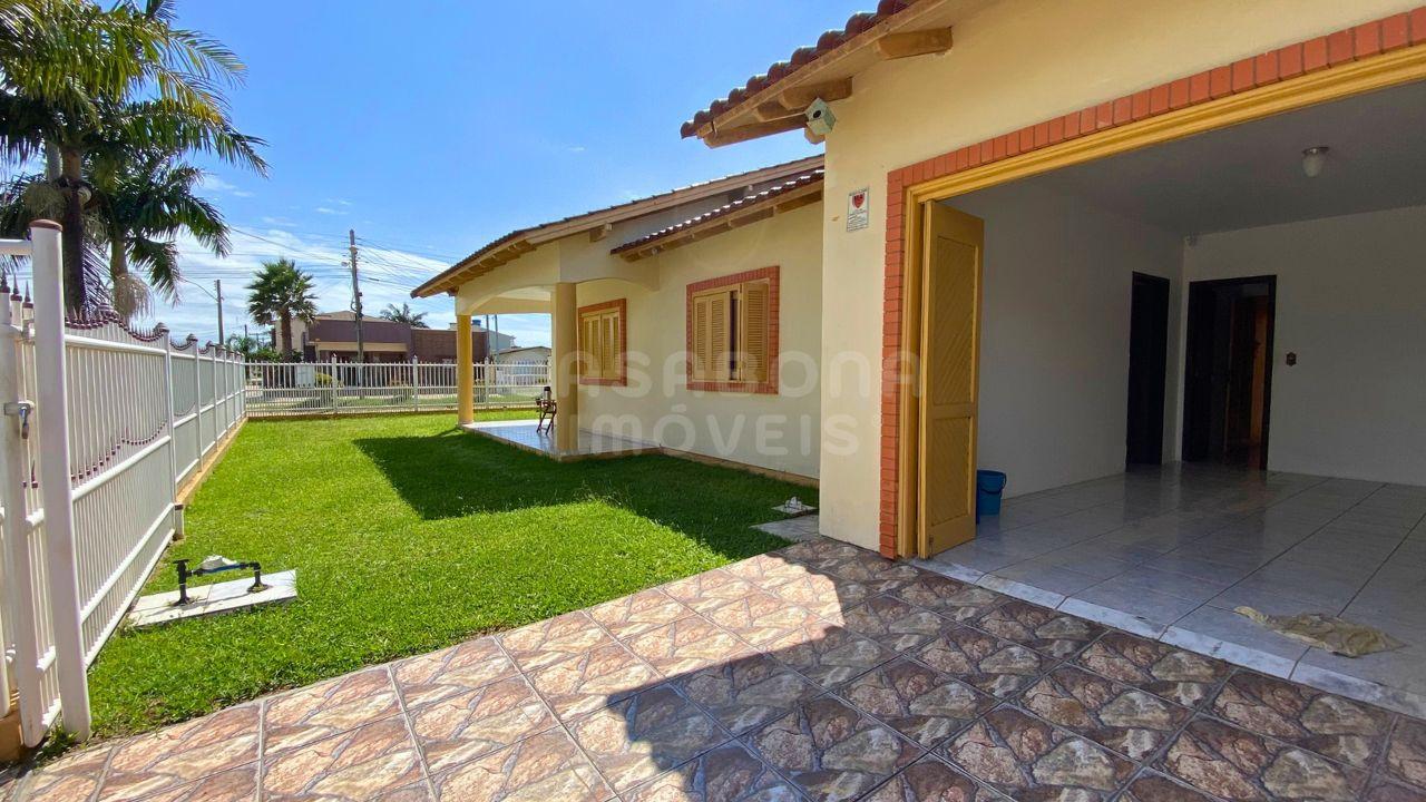 Ótima Casa de Esquina no Centro de Arroio do Sal – Perto do Mar!