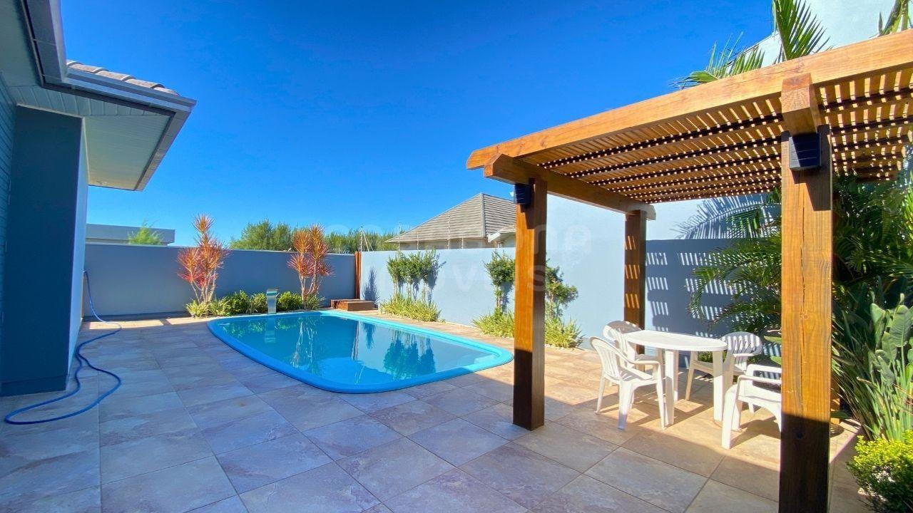 Casa Mobiliada com Piscina a Poucos Passos da Praia em Arroio do Sal
