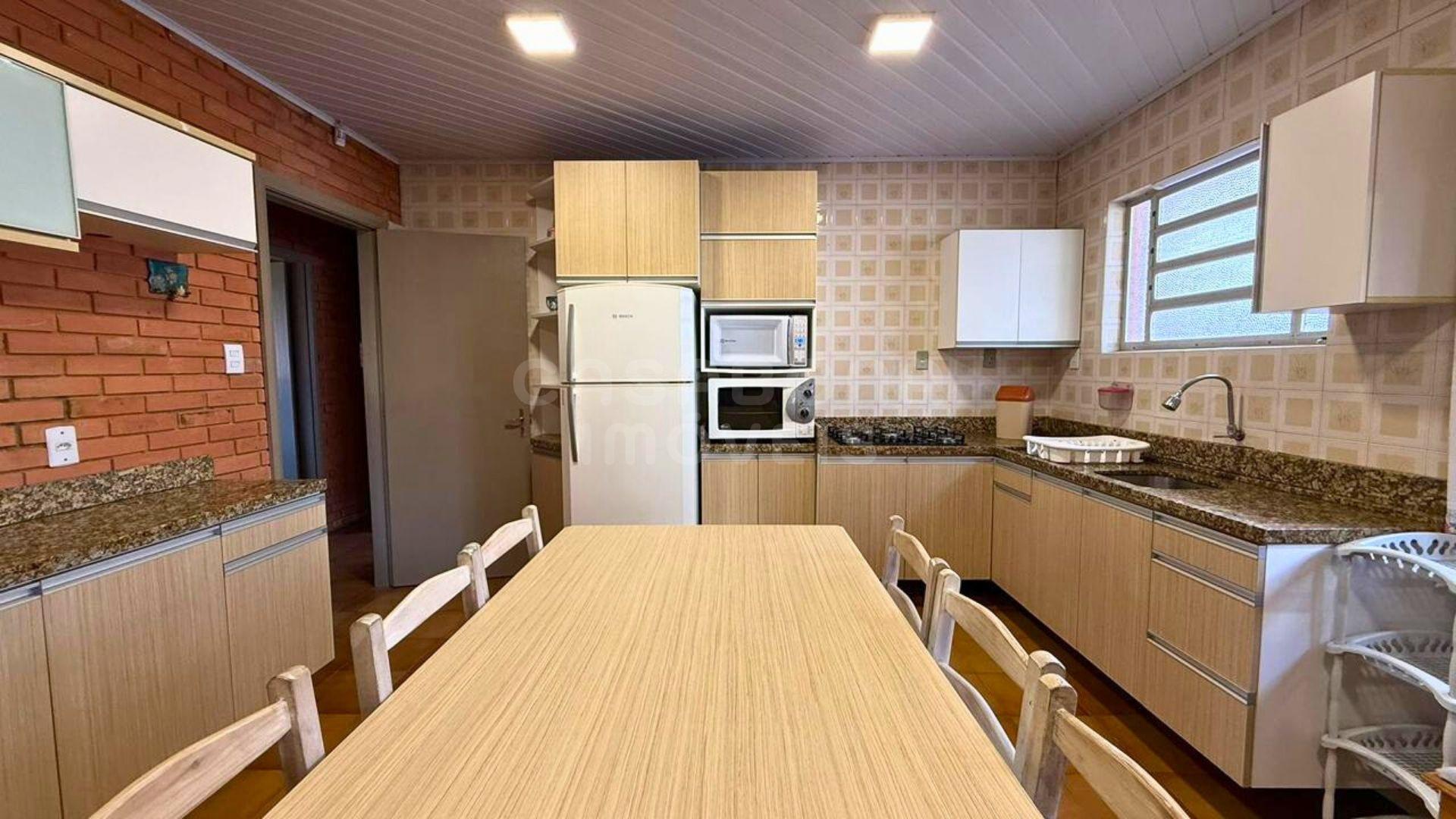 Casa de Esquina em Areias Brancas – Amplitude, Conforto e Localização Privilegiada