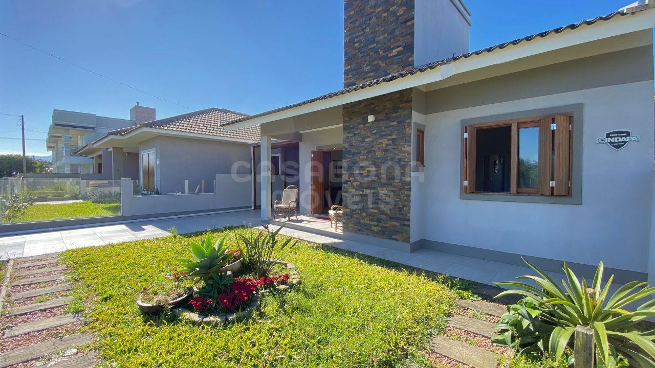 Casa à Venda em Arroio do Sal - Bairro São Pedro, Próxima à Praia