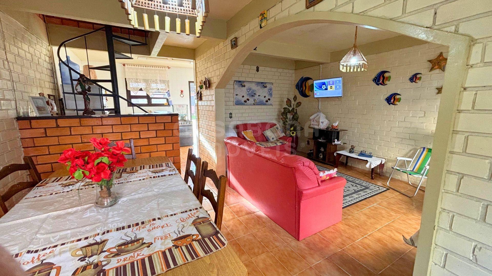 Sobrado mobiliado a poucos passos do mar no Centro de Arroio do Sal