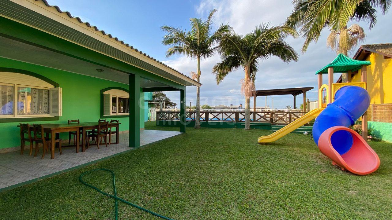 Casa à Venda em Torres - Bairro Paraíso: Conforto e Lazer a 500 Metros do Mar