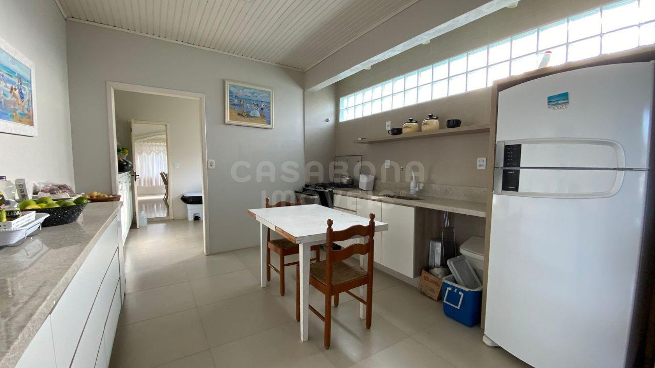 Casa à Venda em Torres - Bairro Paraíso: Conforto e Lazer a 500 Metros do Mar