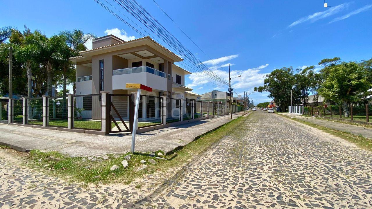 Casa de Esquina no Centro de Arroio do Sal