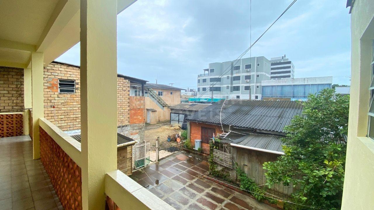 Prédio Comercial com Apartamento nos Fundos no Centro de Arroio do Sal