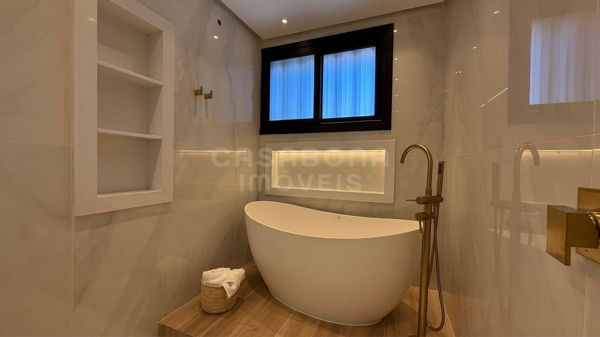 Sobrado Luxuoso em Condomínio Fechado - Torres