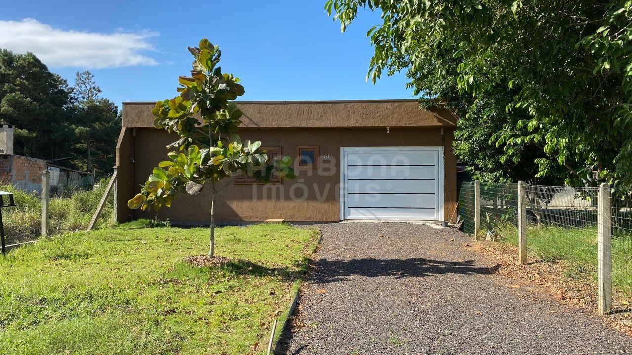 Casa à Venda no Bairro Balneário Atlântico - 2 Dormitórios, Piscina e a 500m do Mar!