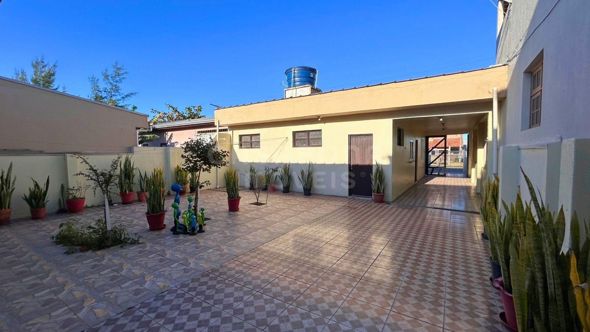 Casa com amplo pátio no Jardim Olívia – 300 metros do mar