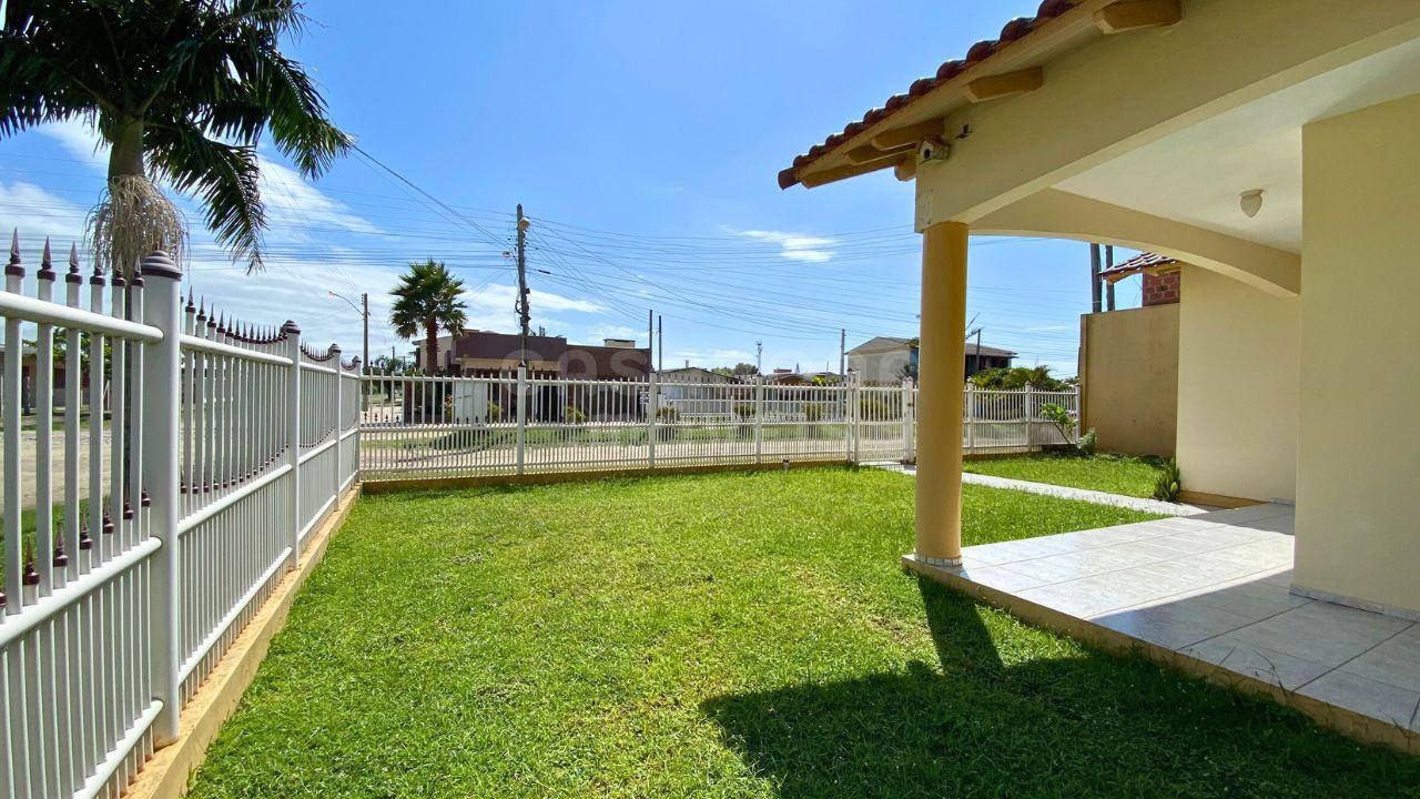 Ótima Casa de Esquina no Centro de Arroio do Sal – Perto do Mar!