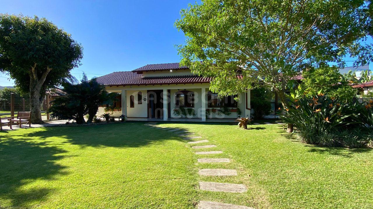 Casa de Esquina com Amplo Terreno e Piscina – Arroio do Sal