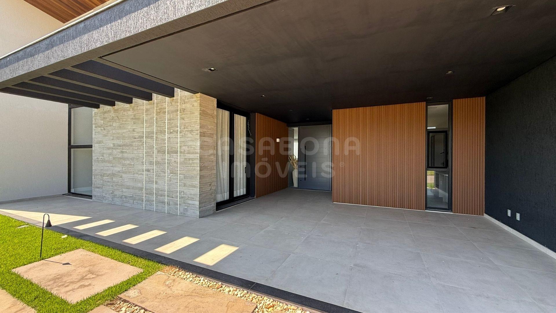 Sobrado Luxuoso em Condomínio Fechado - Torres