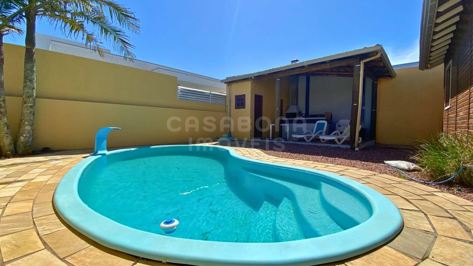 Casa com piscina a apenas 100 metros da praia em Arroio do Sal!