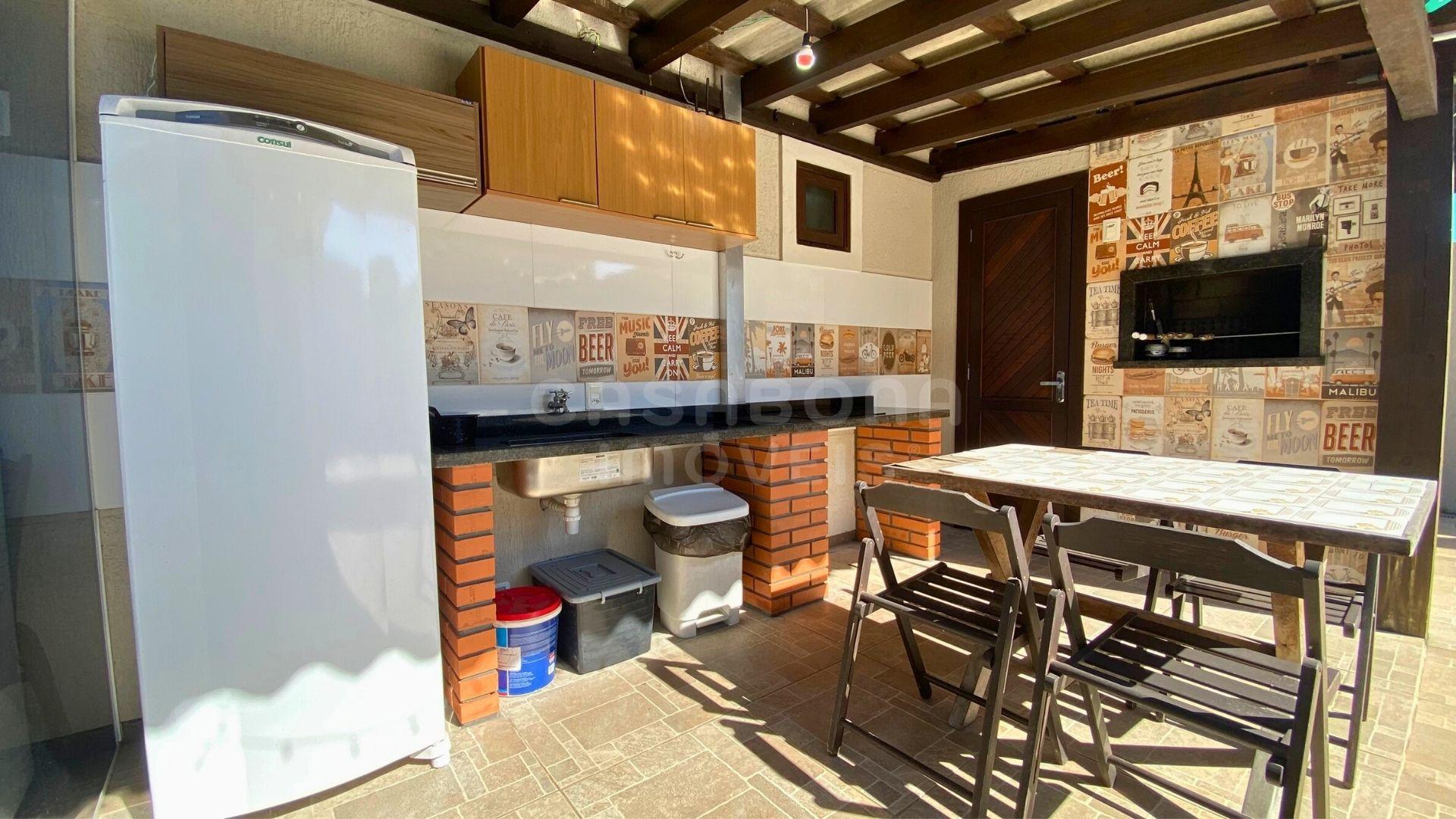 Casa moderna com piscina e quiosque no bairro Verde Mar em Arroio do Sal