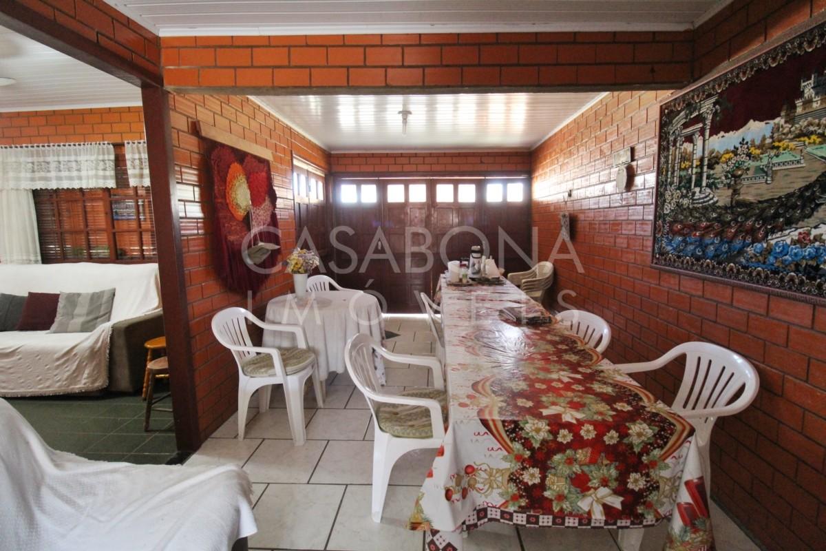 Residência Encantadora em Tijolo à Vista: Amplo Pátio e Proximidade do Mar