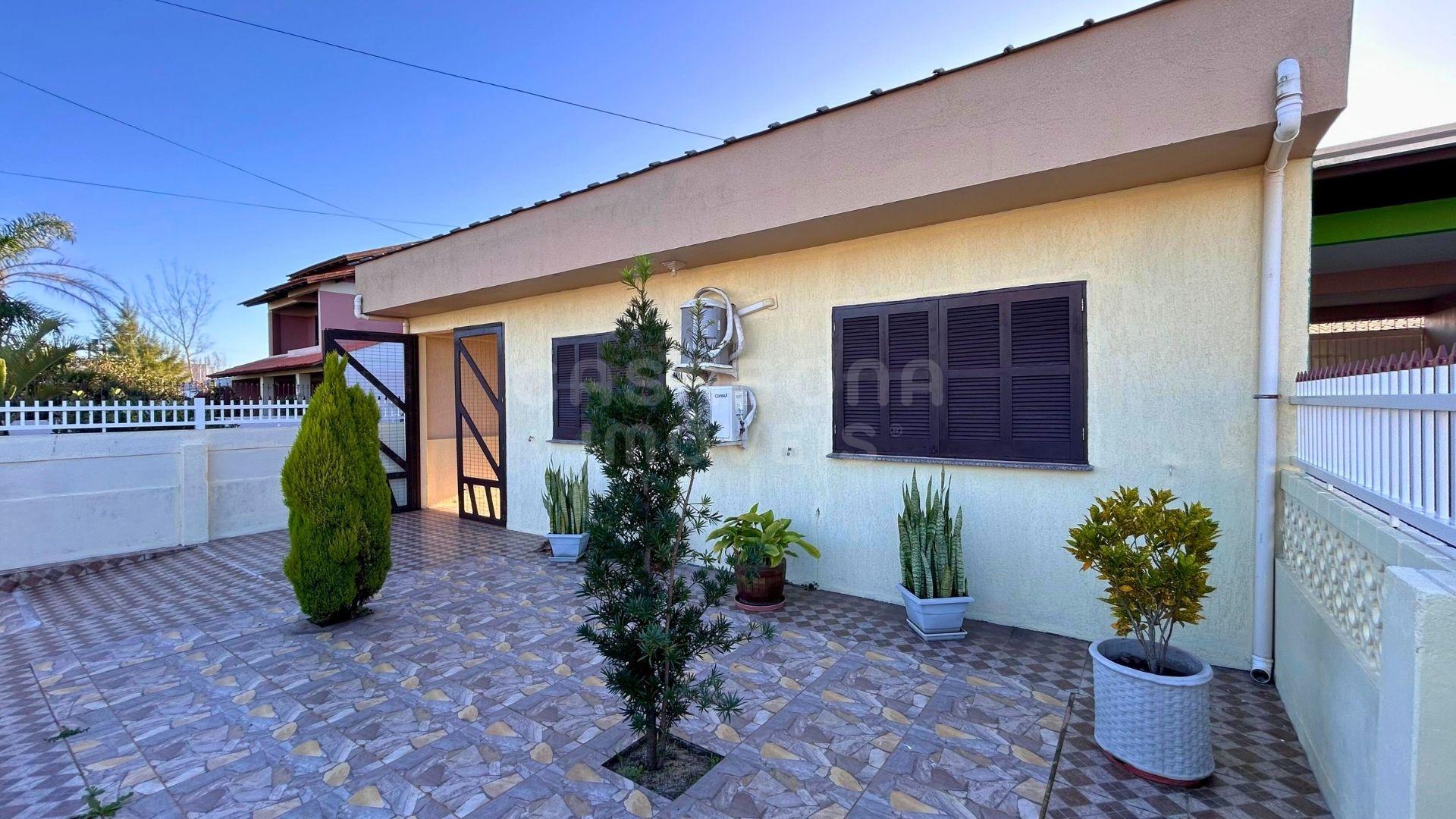 Casa com amplo pátio no Jardim Olívia – 300 metros do mar