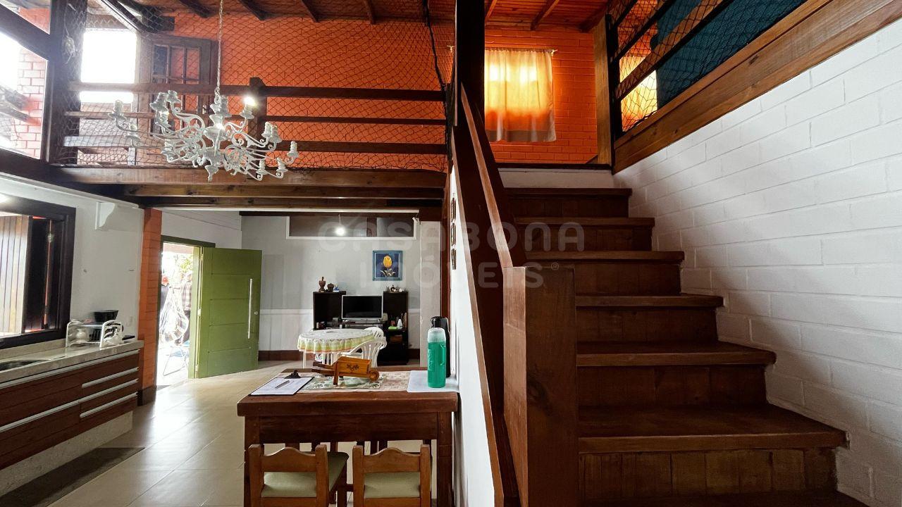 Casa de Esquina Mobiliada no Centro de Arroio do Sal – A 490m da Praia