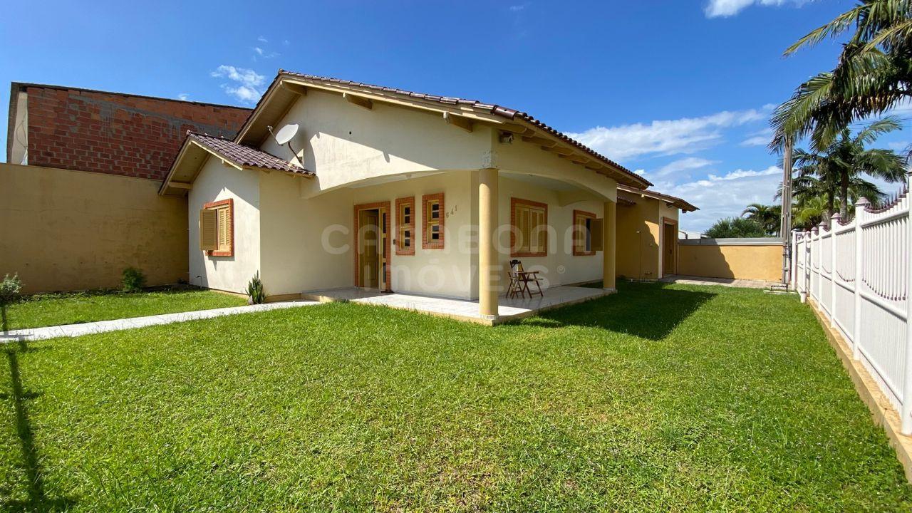 Ótima Casa de Esquina no Centro de Arroio do Sal – Perto do Mar!