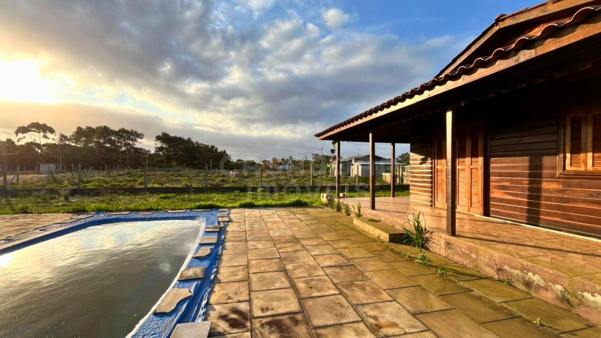 Casa de Madeira com Piscina e Suíte com Hidromassagem em Torres