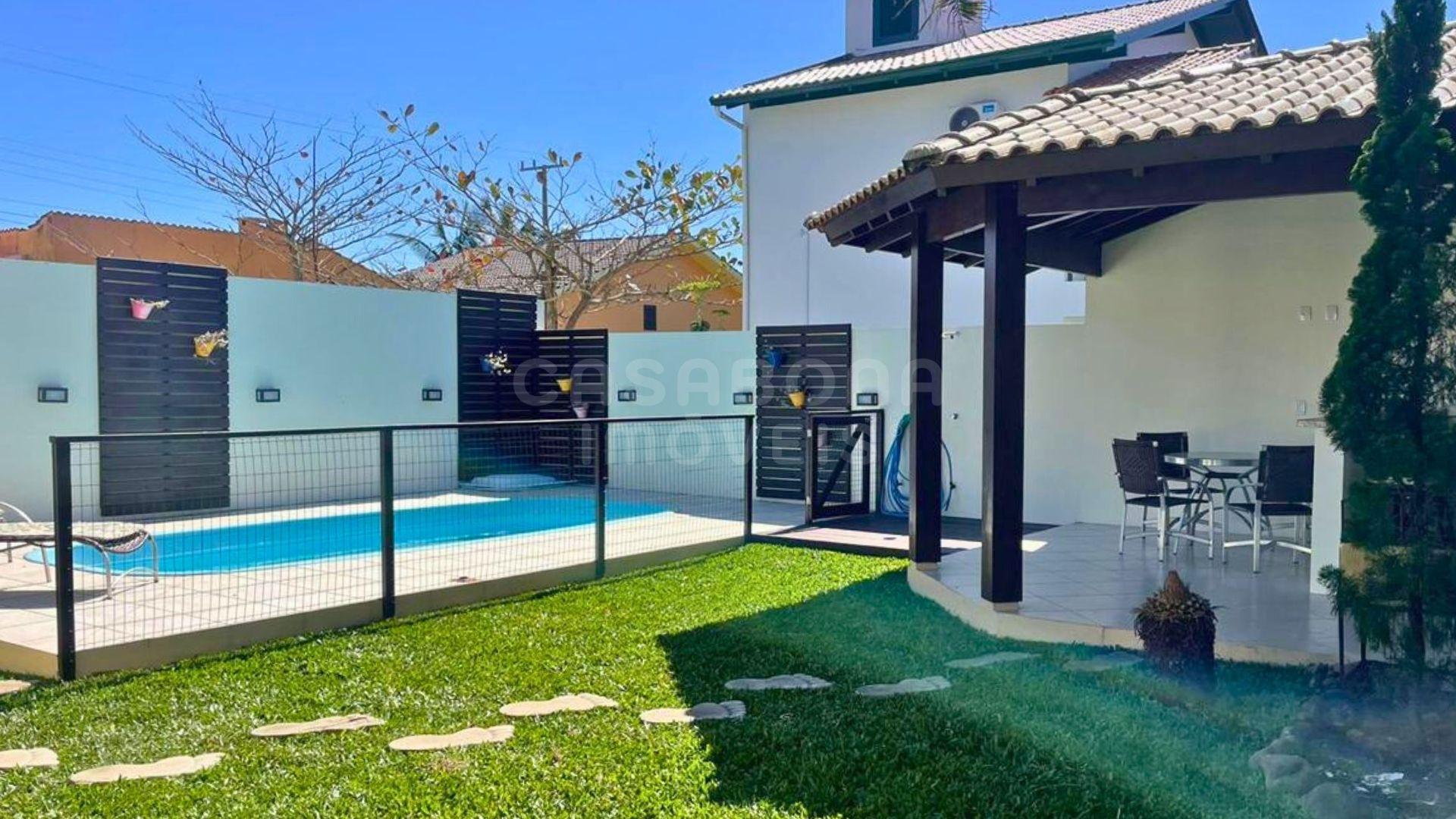 Casa Imponente com Piscina e Espaço Gourmet em Torres