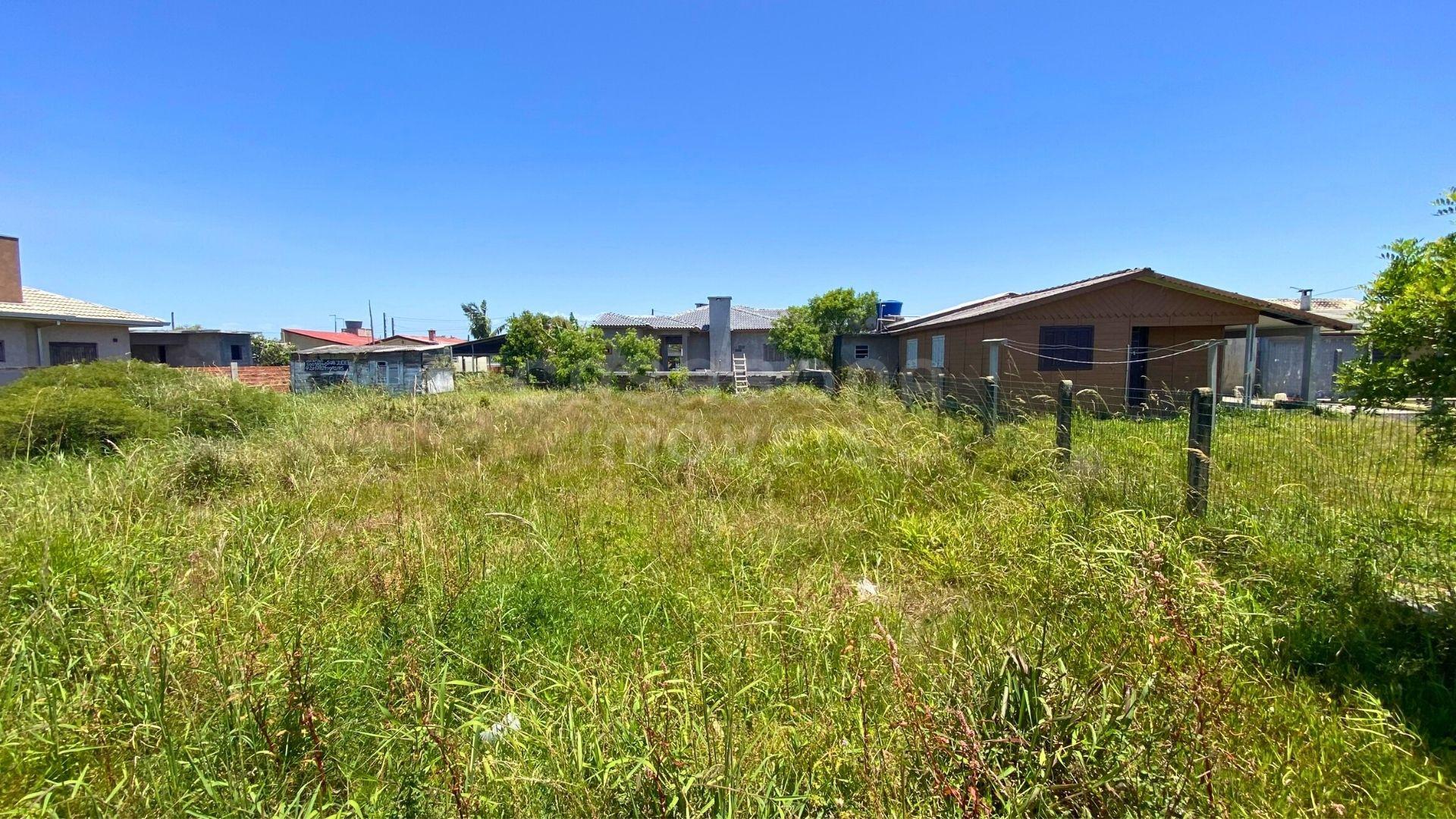 Terreno com ótima posição solar no Balneário Pérola, ideal para construir e investir
