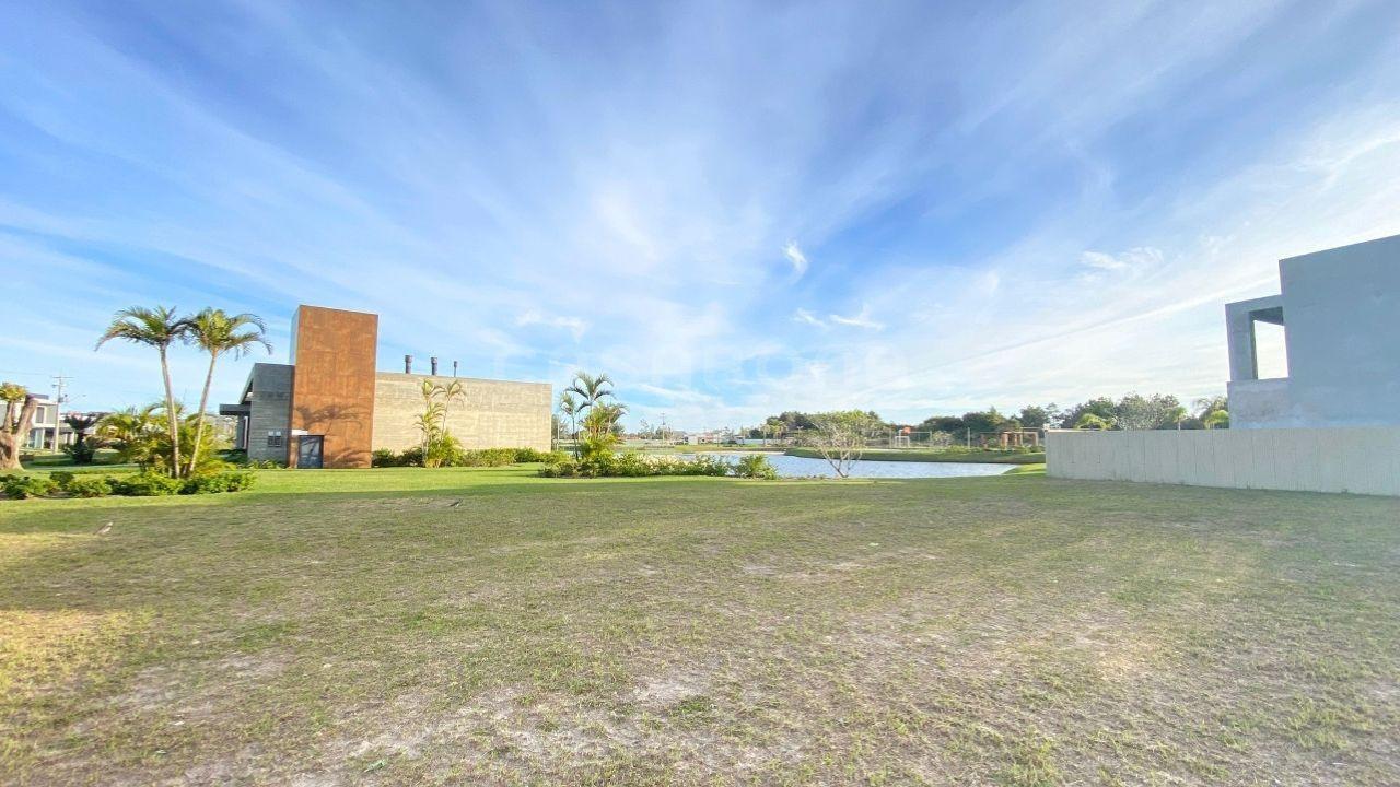 Terreno Exclusivo em Condomínio Fechado com Piscina e Áreas de Lazer