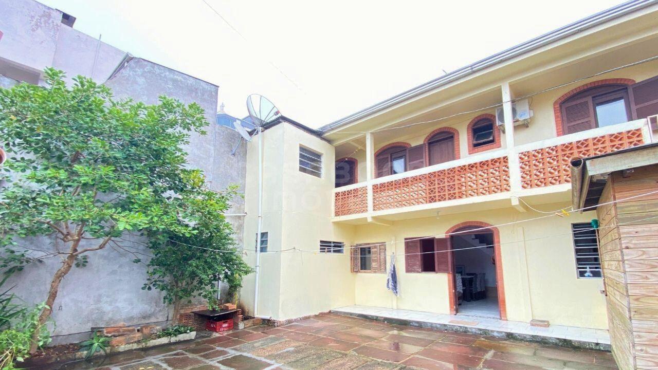 Prédio Comercial com Apartamento nos Fundos no Centro de Arroio do Sal