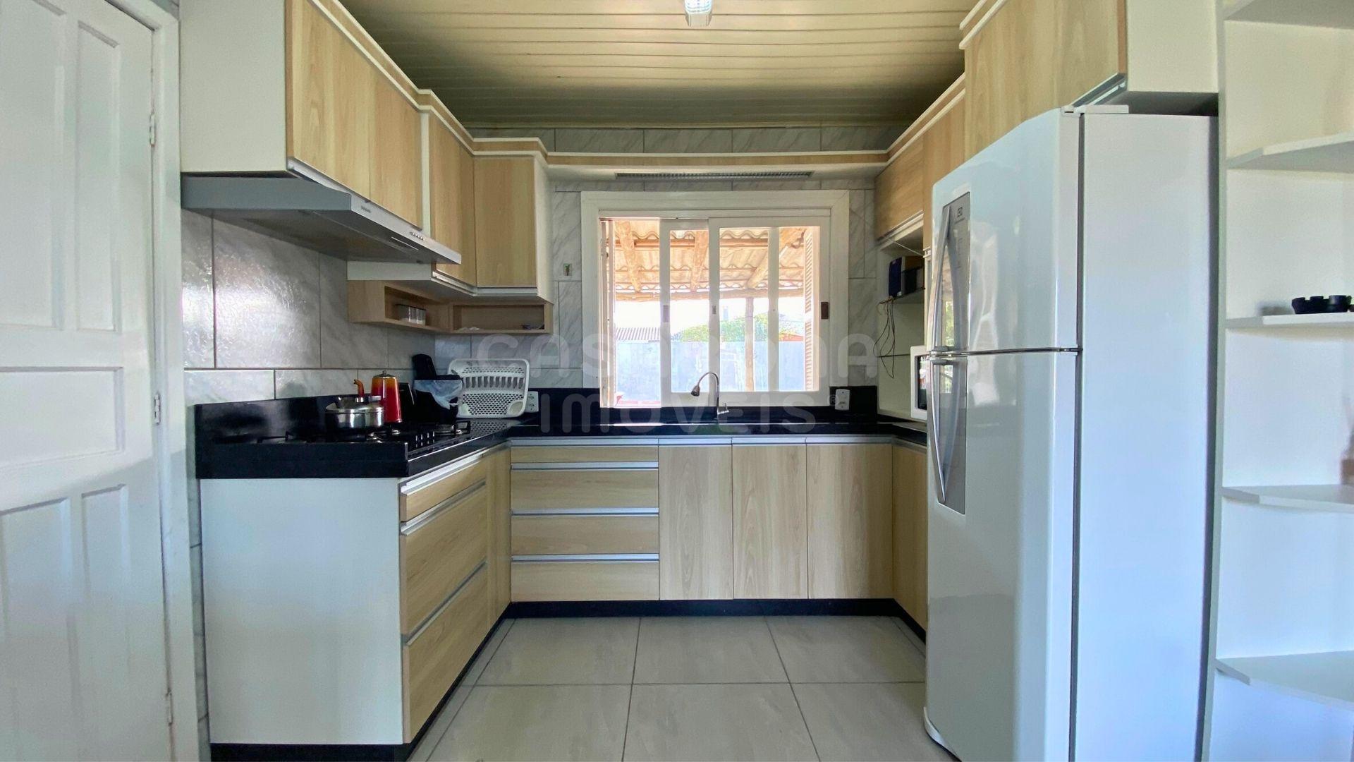 Casa com Piscina em Areias Brancas – Conforto e Lazer a Poucos Passos do Mar