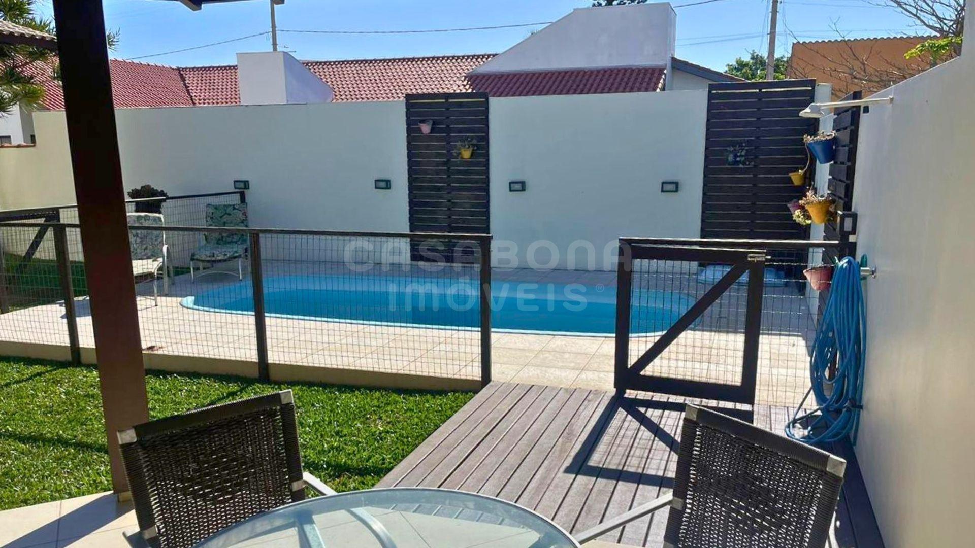 Casa Imponente com Piscina e Espaço Gourmet em Torres