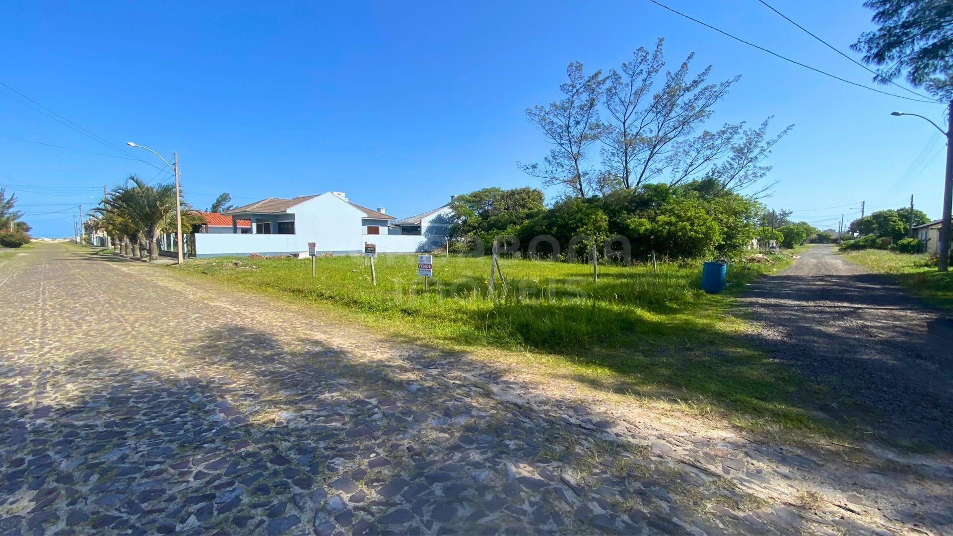 Terreno de Esquina 12 x 25 no Balneário Figueirinha – Iluminação Norte e Potencial Máximo de Valorização