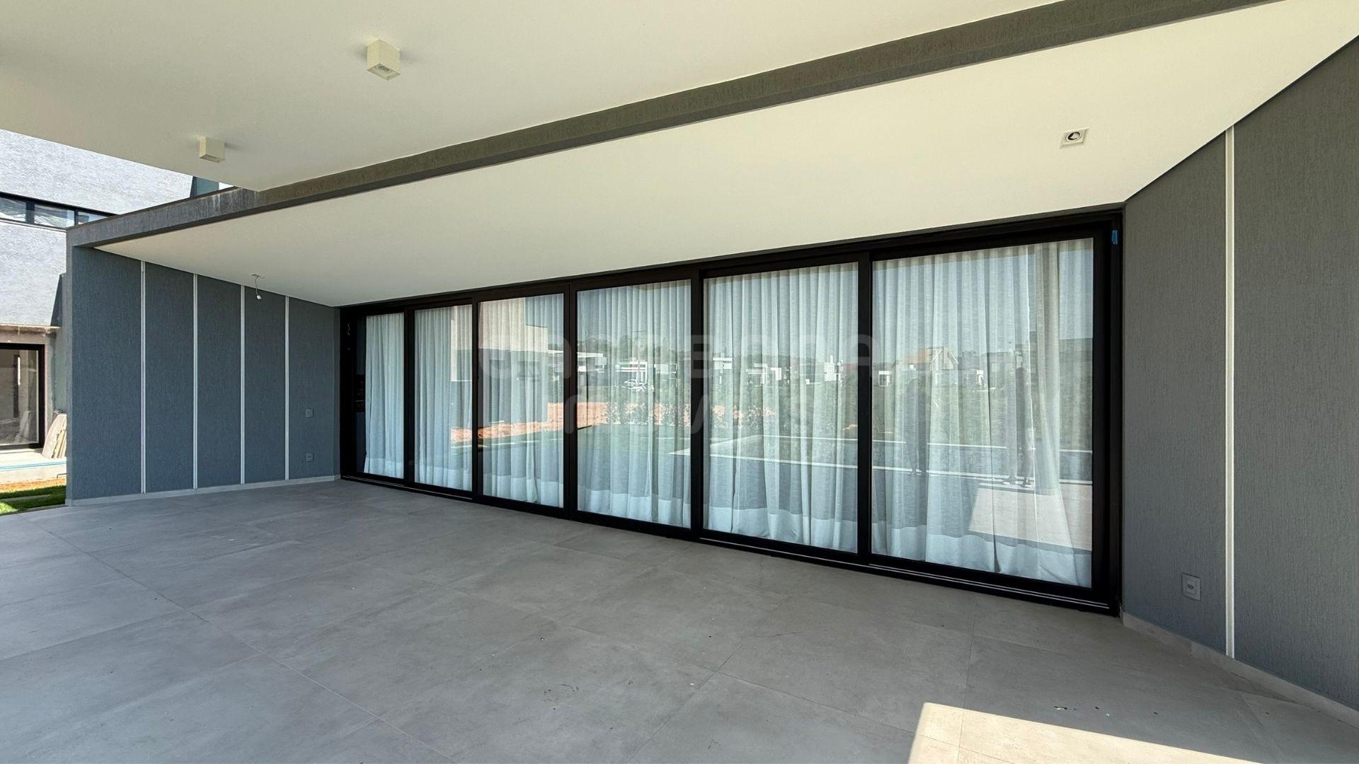 Sobrado Luxuoso em Condomínio Fechado - Torres