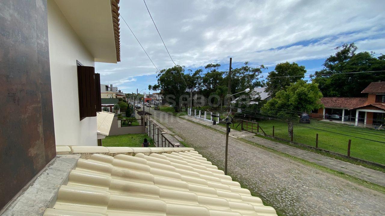 Casa de Esquina no Centro de Arroio do Sal