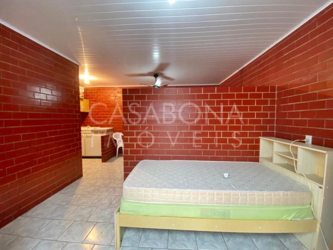 Residência Encantadora em Tijolo à Vista: Amplo Pátio e Proximidade do Mar