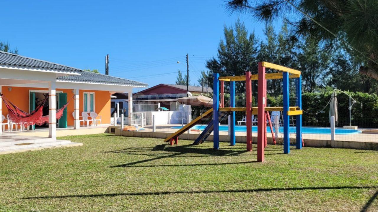 Aconchegante Casa de Esquina em Terra de Areia
