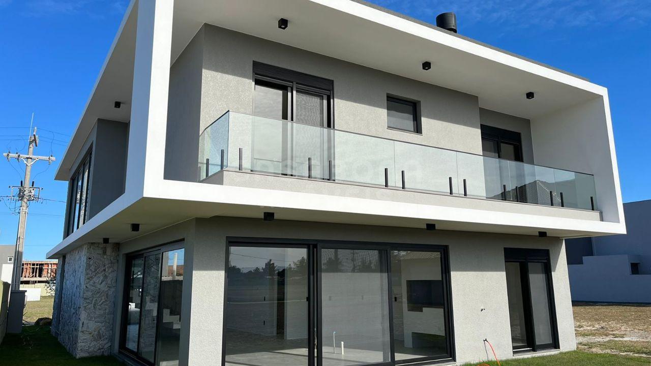Casa Alto Padrão no Condomínio Arenas Curumim – Capão da Canoa