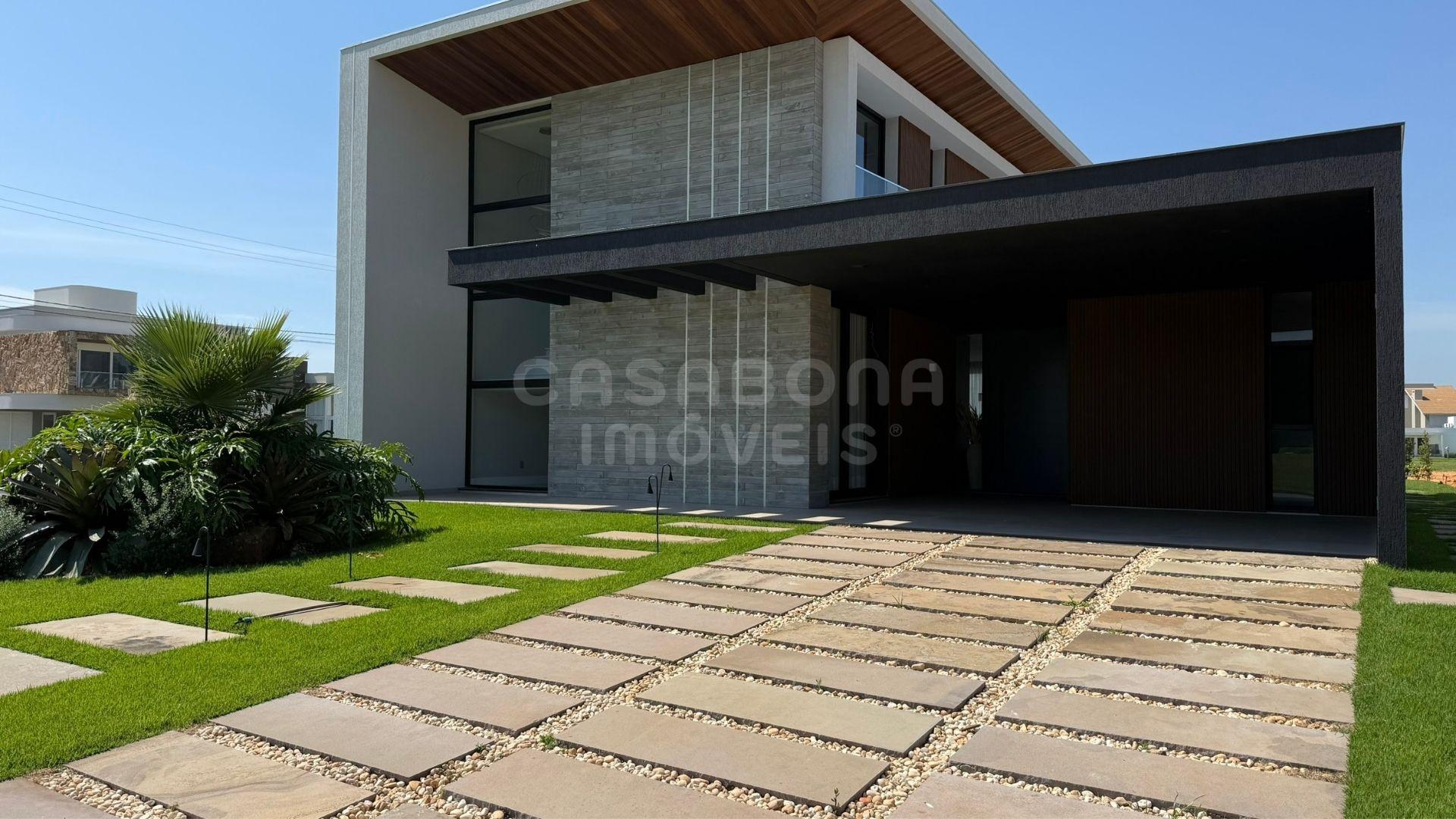 Sobrado Luxuoso em Condomínio Fechado - Torres