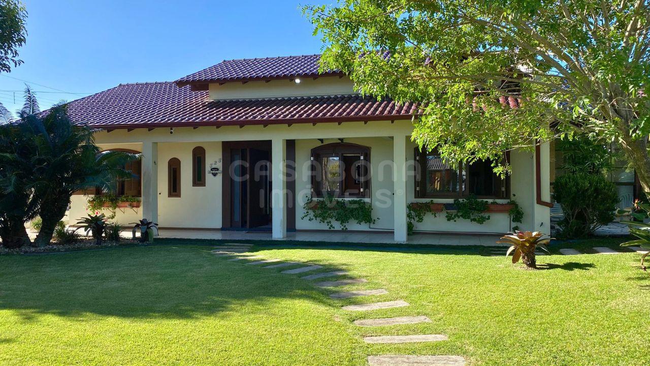 Casa de Esquina com Amplo Terreno e Piscina – Arroio do Sal