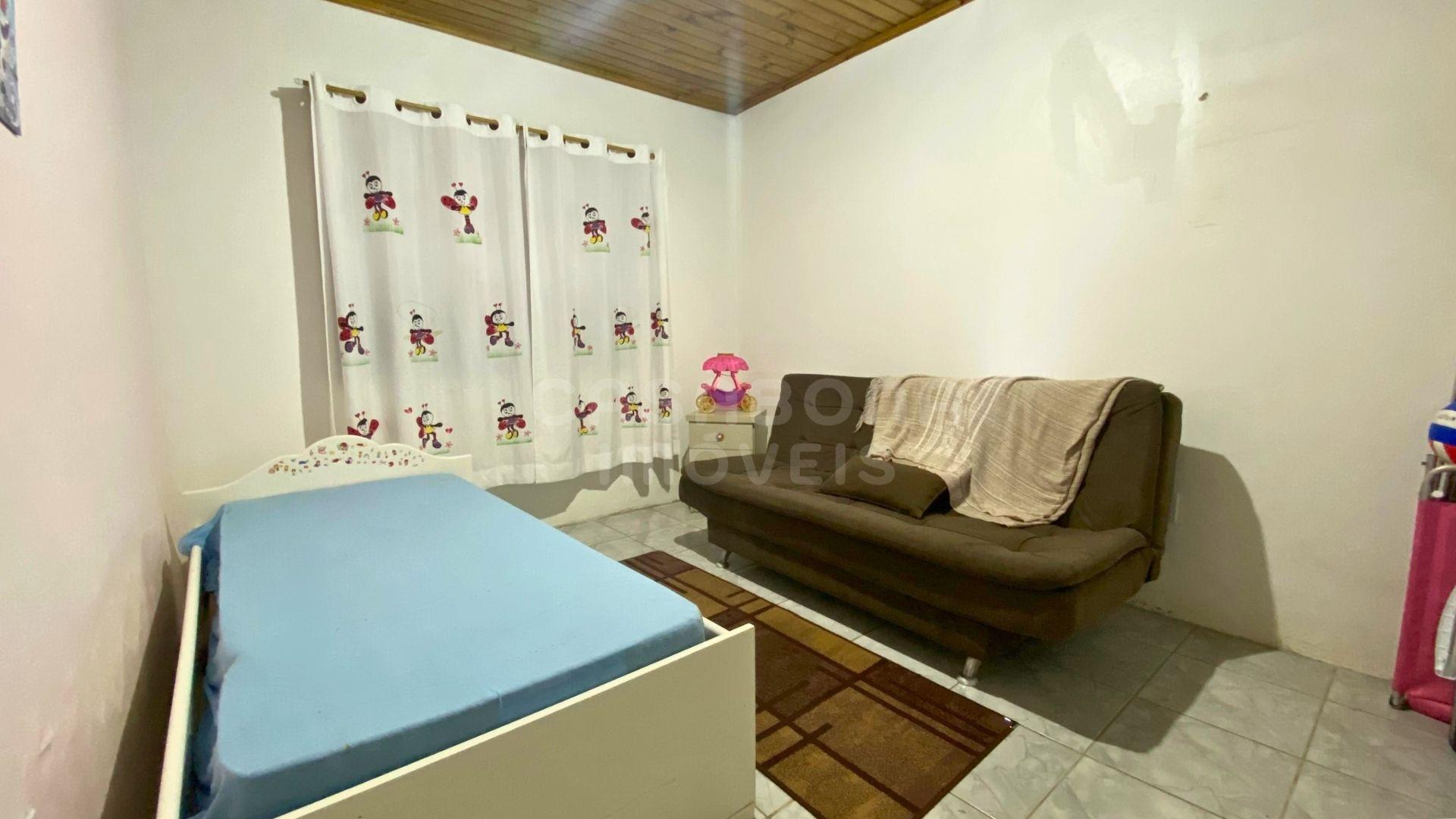 Casa semimobiliada a apenas 300m do mar no bairro São Jorge