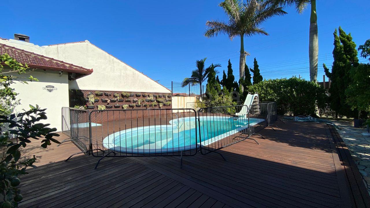 Casa de Esquina com Amplo Terreno e Piscina – Arroio do Sal