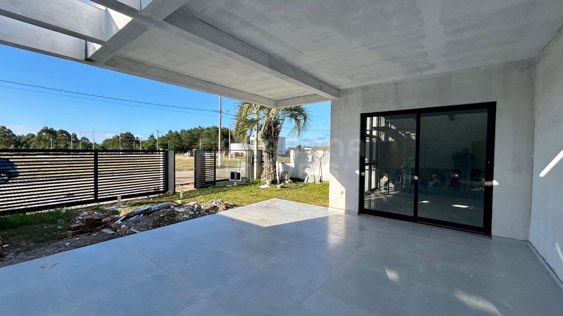 Casa moderna com suíte e lareira a apenas 600m do mar em Arroio do Sal