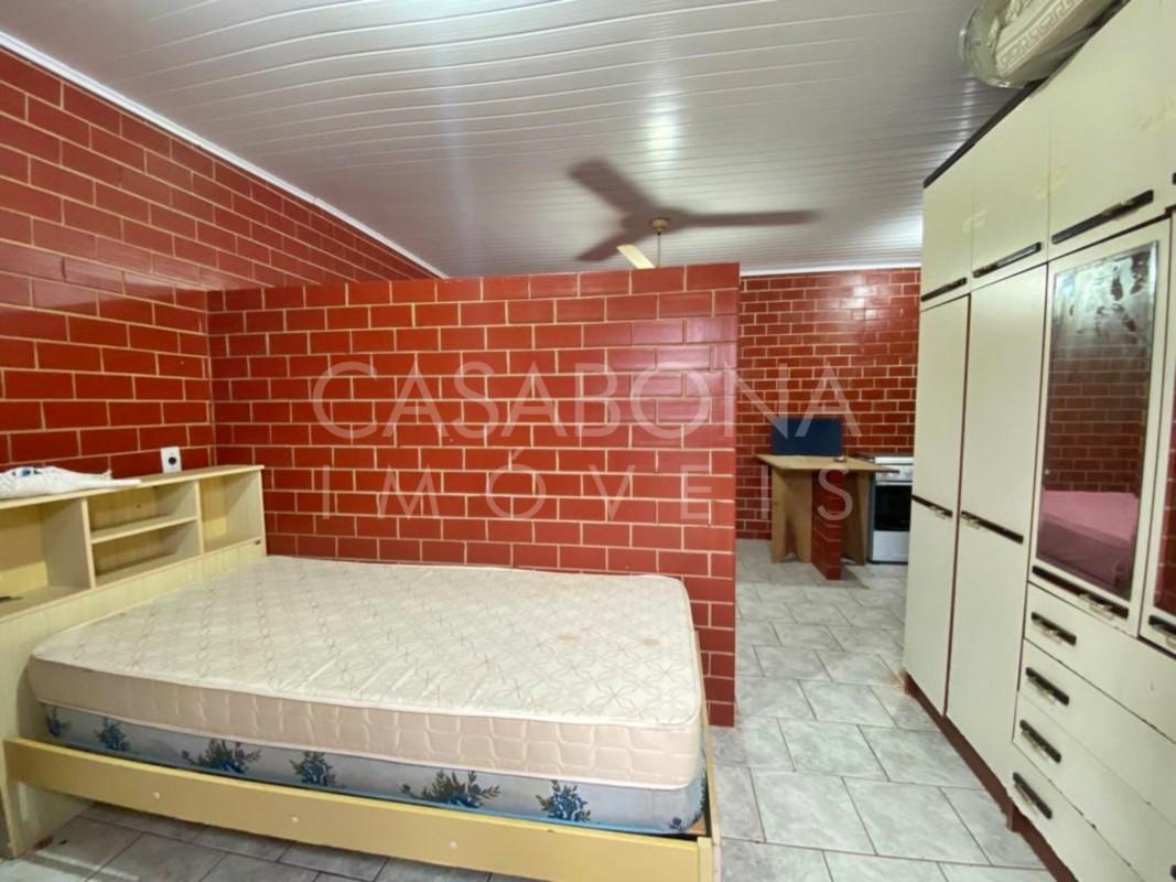 Residência Encantadora em Tijolo à Vista: Amplo Pátio e Proximidade do Mar