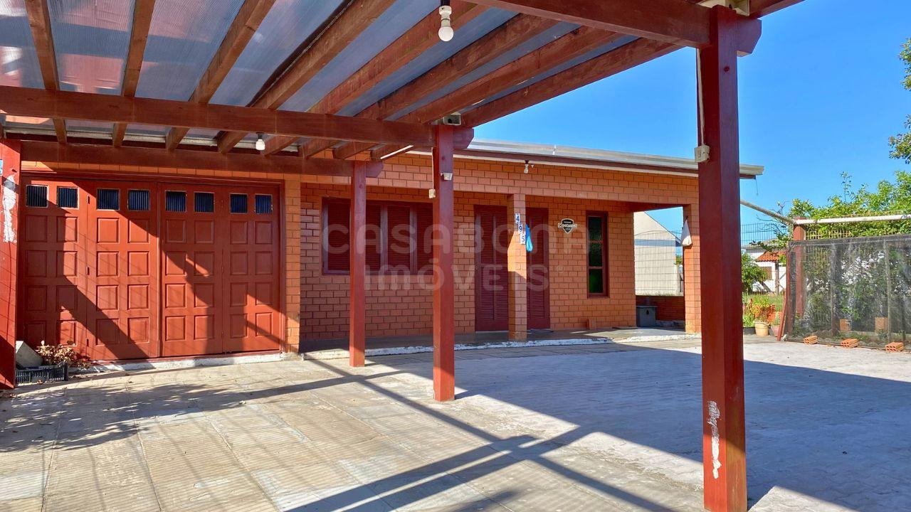 Residência Encantadora em Tijolo à Vista: Amplo Pátio e Proximidade do Mar