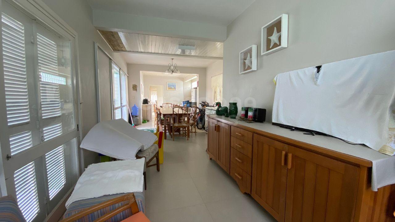 Casa à Venda em Torres - Bairro Paraíso: Conforto e Lazer a 500 Metros do Mar